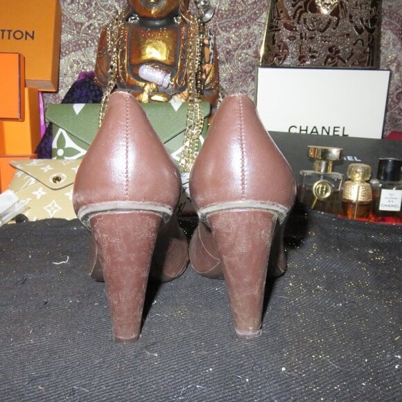 BOGO BCBGeneration BCBGirls Brown Leather Retro Prep Chunky Heel Button Pumps 8 - Picture 4 of 12